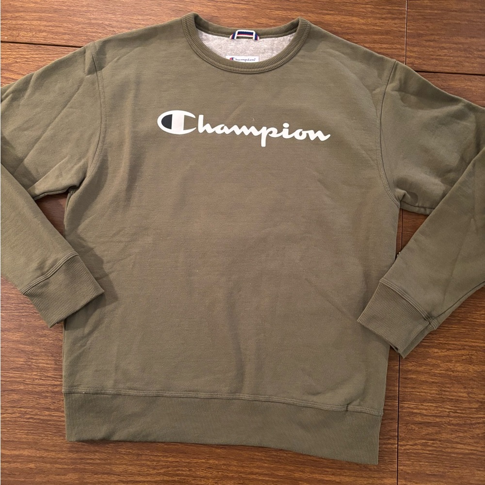 Men’s Champion crewneck sweatshirt in olive green. Size medium.EUC